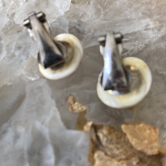 Three strand beaded necklace with shell - Picture 2 of 5